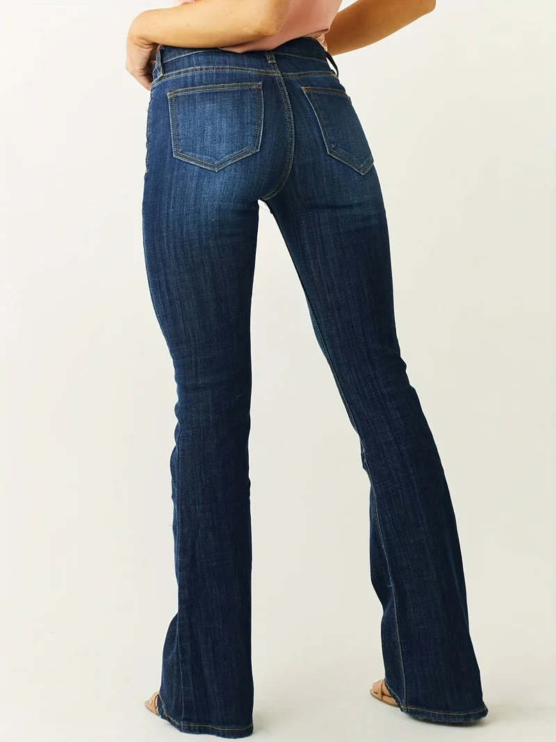 Damen Bootcut Jeans in klassischem Blau mit mittlerer Leibhöhe