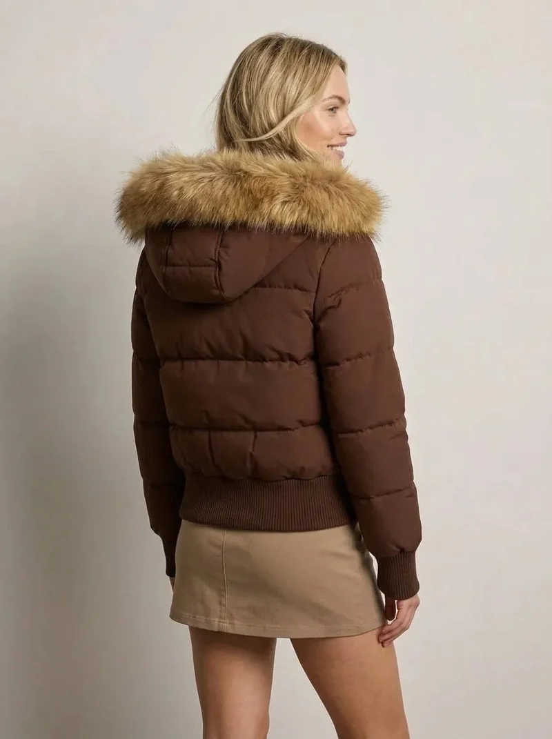 Kurze Jacke für Damen mit hohem Kragen und abnehmbarer Kapuze