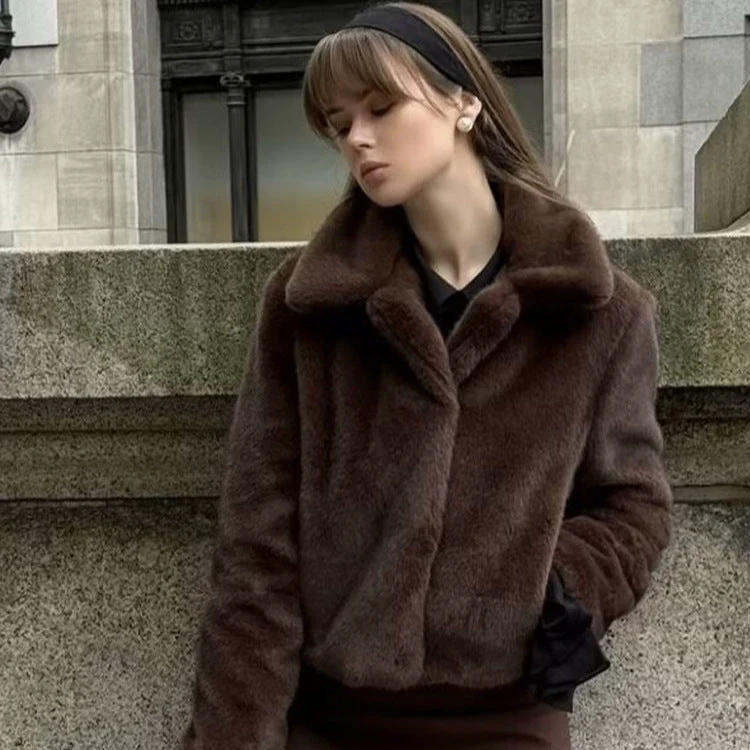 Flauschige Jacke für Damen aus Kunstpelz mit Umlegekragen