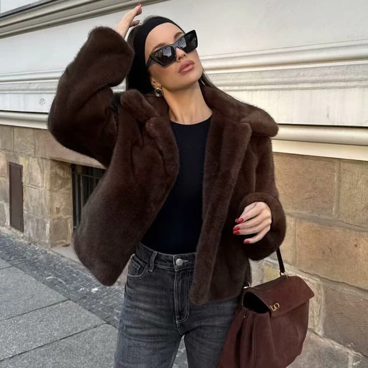 Flauschige Jacke für Damen aus Kunstpelz mit Umlegekragen