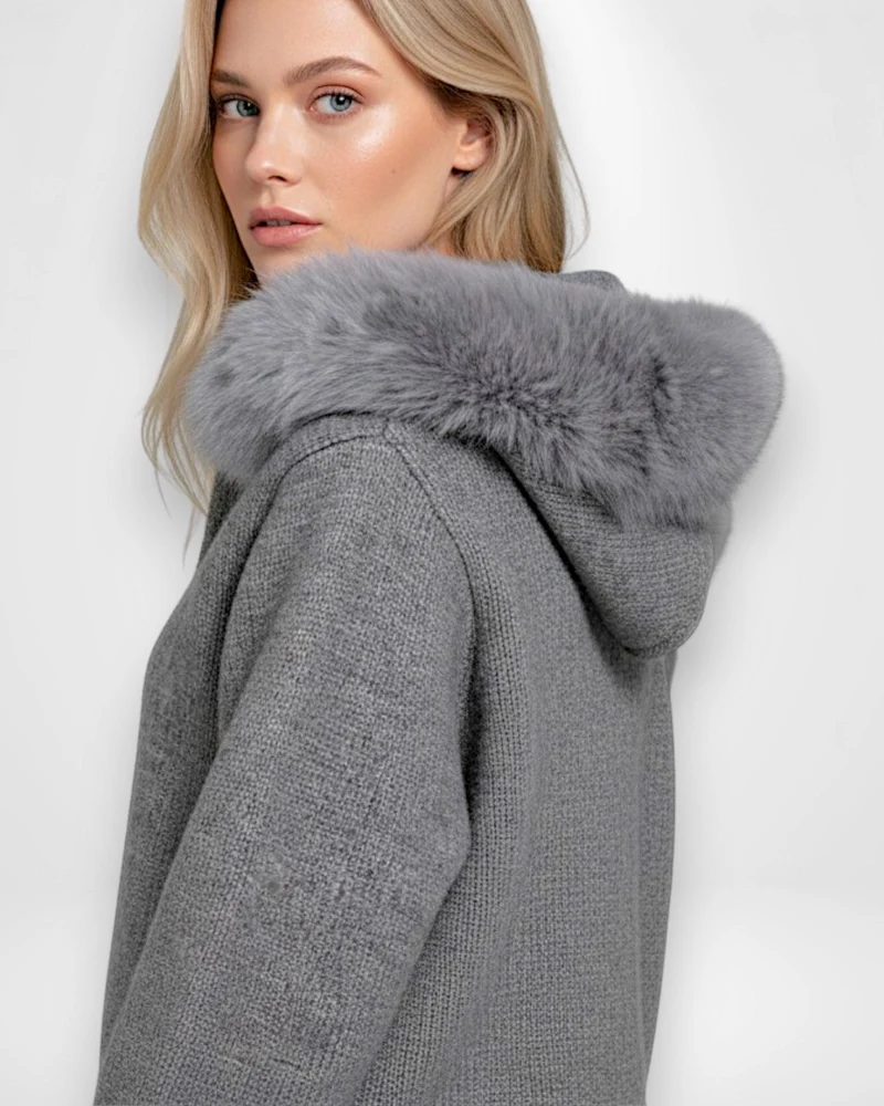 Strickjacke für Damen mit flauschiger Kapuze - kurz