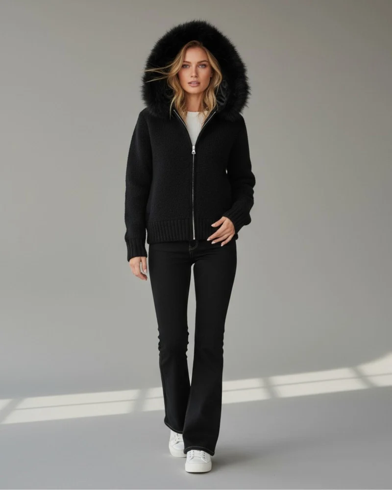 Strickjacke für Damen mit flauschiger Kapuze - kurz