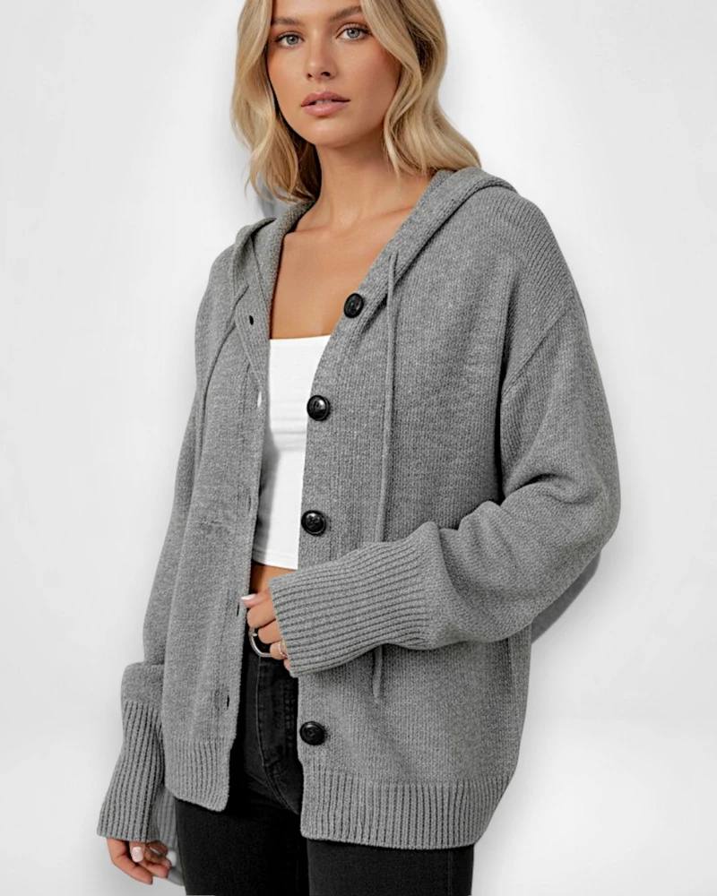 Strickjacke für Damen mit Kapuze und großen schwarzen Knöpfen