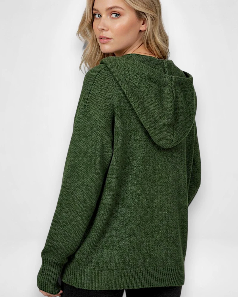 Strickjacke für Damen mit Kapuze und großen schwarzen Knöpfen