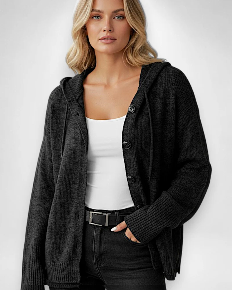 Strickjacke für Damen mit Kapuze und großen schwarzen Knöpfen