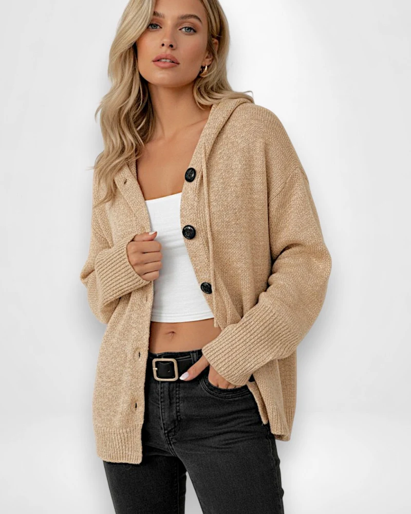 Strickjacke für Damen mit Kapuze und großen schwarzen Knöpfen