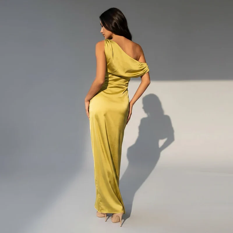 Satin Abendkleid mit One Shoulder Ausschnitt in Bodenlanger Passform