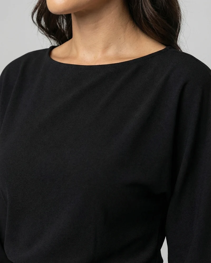 Jumpsuit für Damen mit Bindegürtel und Bootausschnitt in weiter Beinform