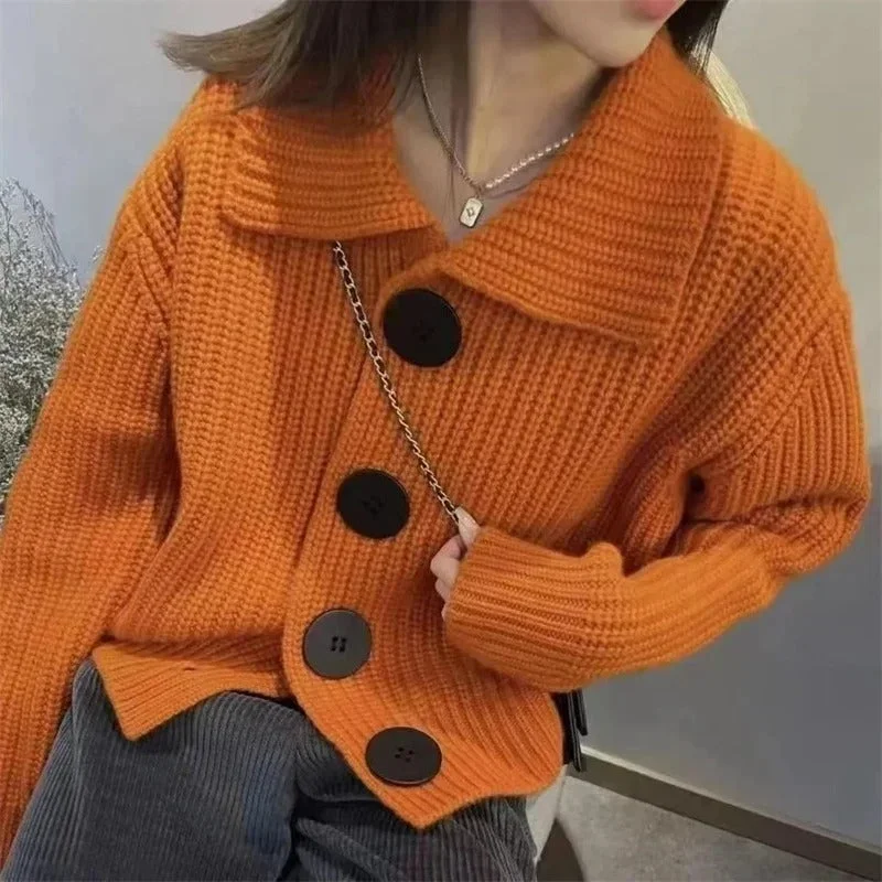Damen Strickjacke mit großen Knöpfen und stilvollem Kragen