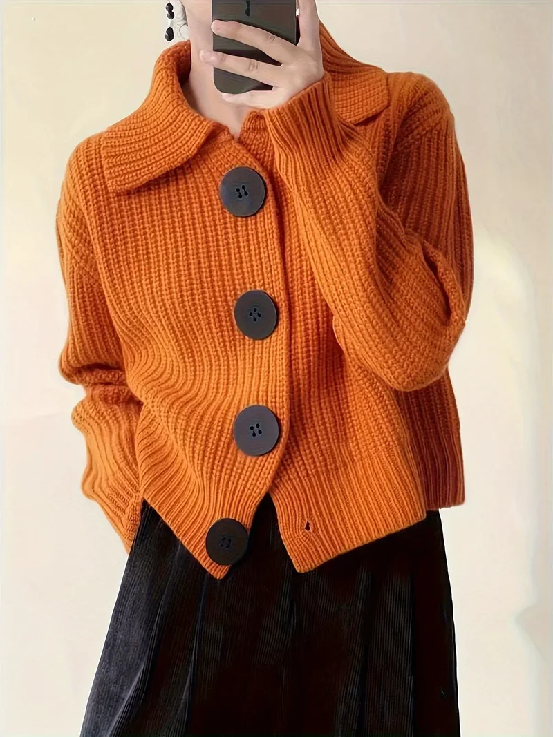 Damen Strickjacke mit großen Knöpfen und stilvollem Kragen