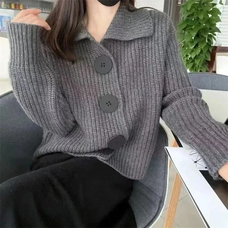 Damen Strickjacke mit großen Knöpfen und stilvollem Kragen