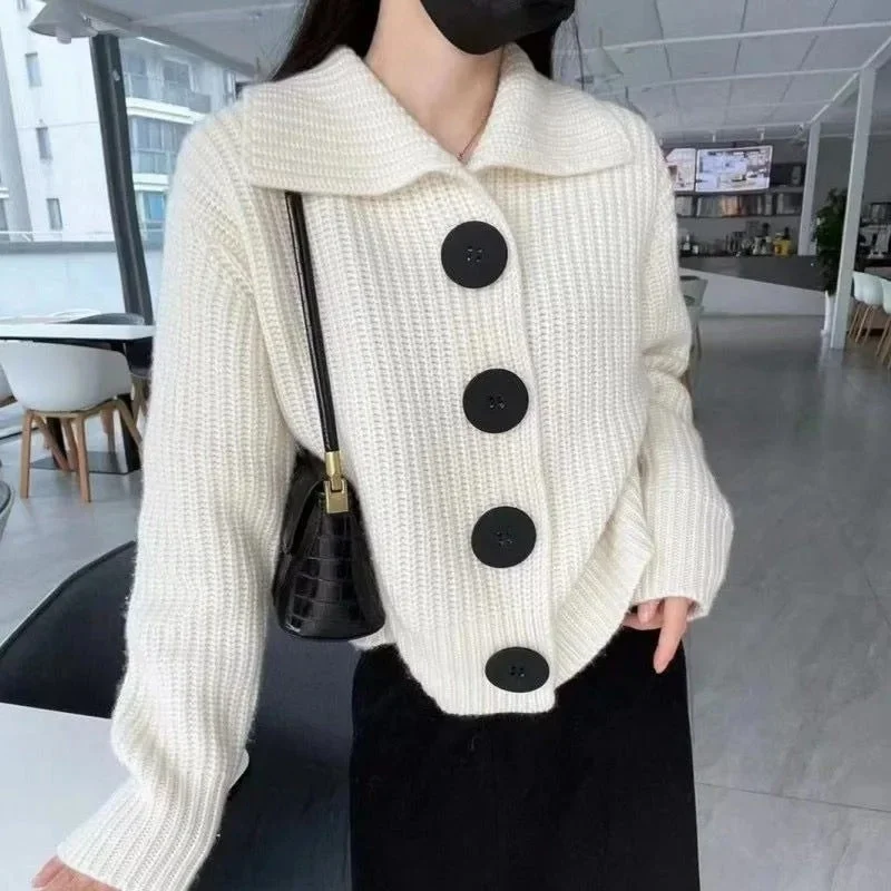 Damen Strickjacke mit großen Knöpfen und stilvollem Kragen