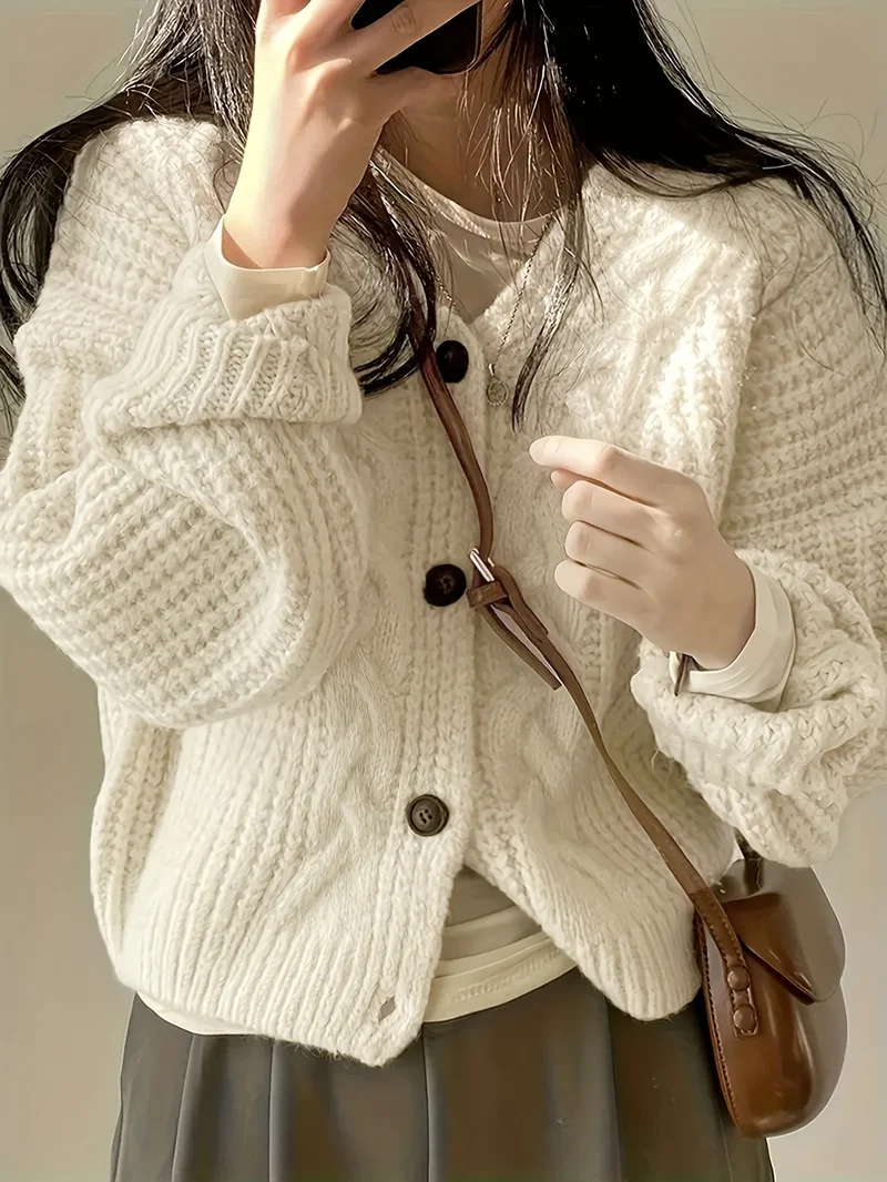 Theresa | Damen Strickjacke im Kabelstrick mit Lockerfit