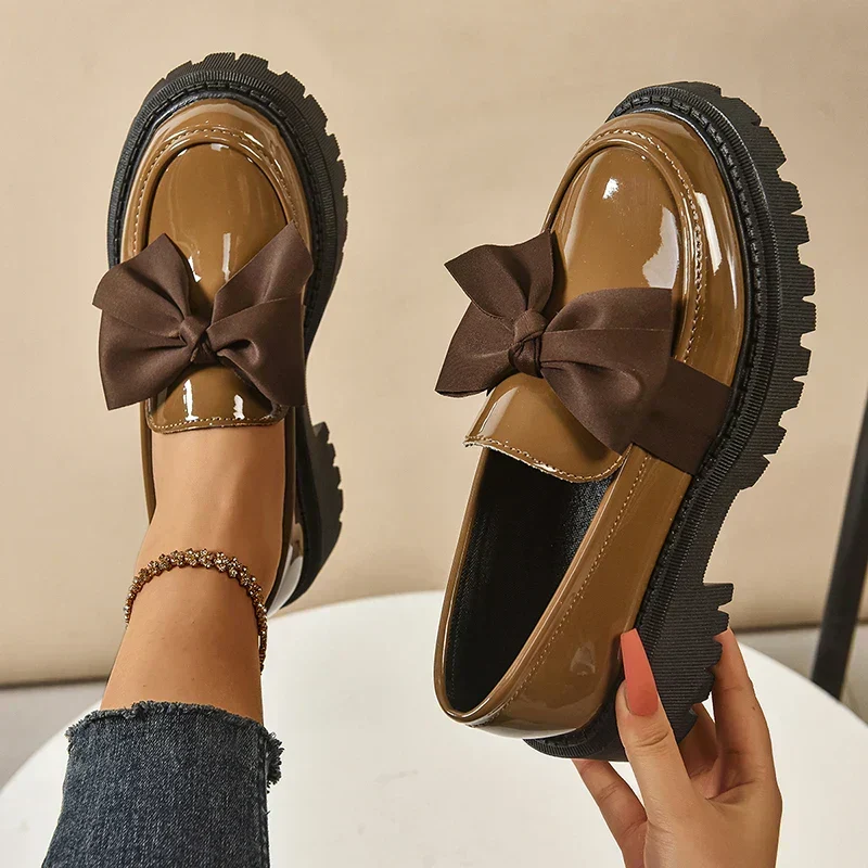 Eliza – Glänzende Plateau-Loafer