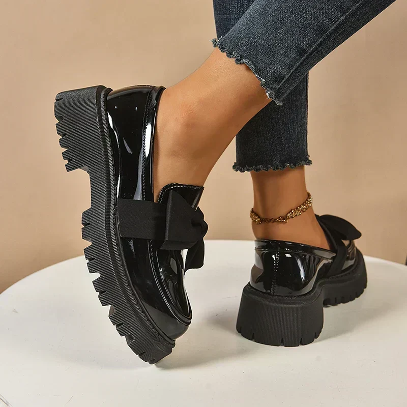 Eliza – Glänzende Plateau-Loafer
