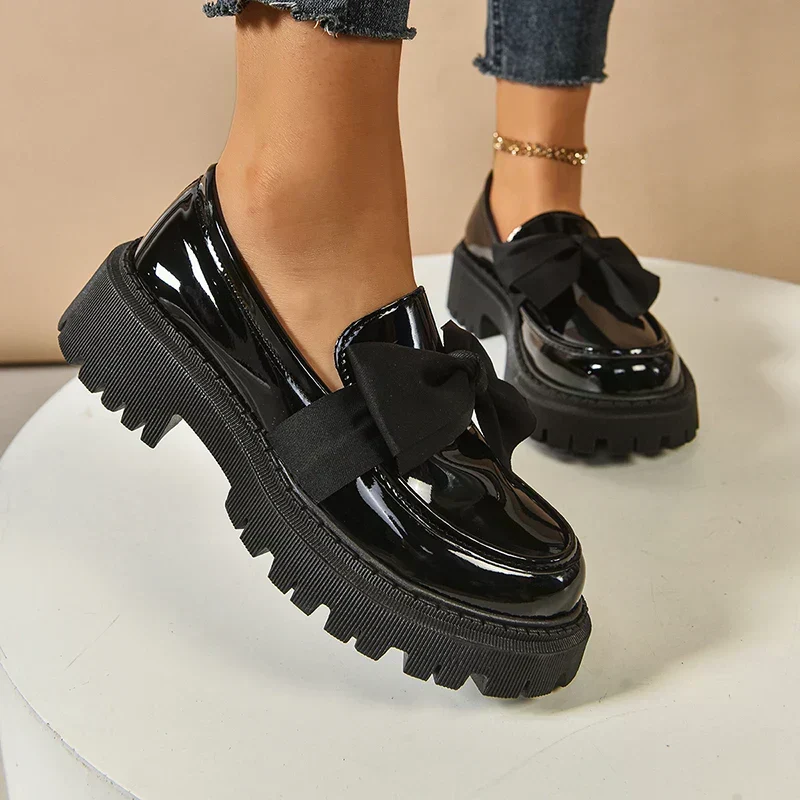 Eliza – Glänzende Plateau-Loafer