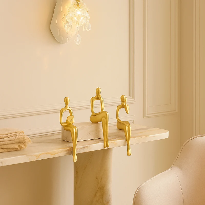 MindMuse – Goldene abstrakte Denkerstatuen in einzigartigen künstlerischen Positionen