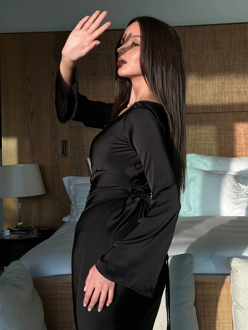 Katja | Damen Elegantes Satin Maxikleid mit langen Ärmeln