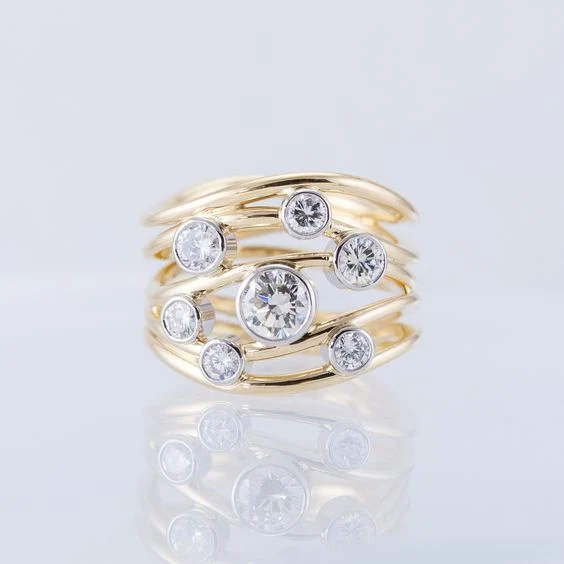 Goldener mehrschichtiger Ring mit Vintage-Kristallen