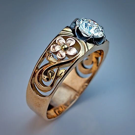 Goldener Blumenring mit Zirkonia