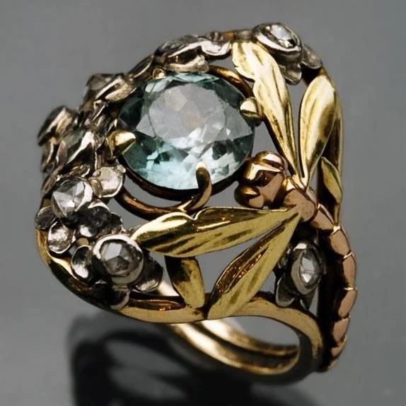 Floraler Ring mit blauem Kristall in Vintage Gold