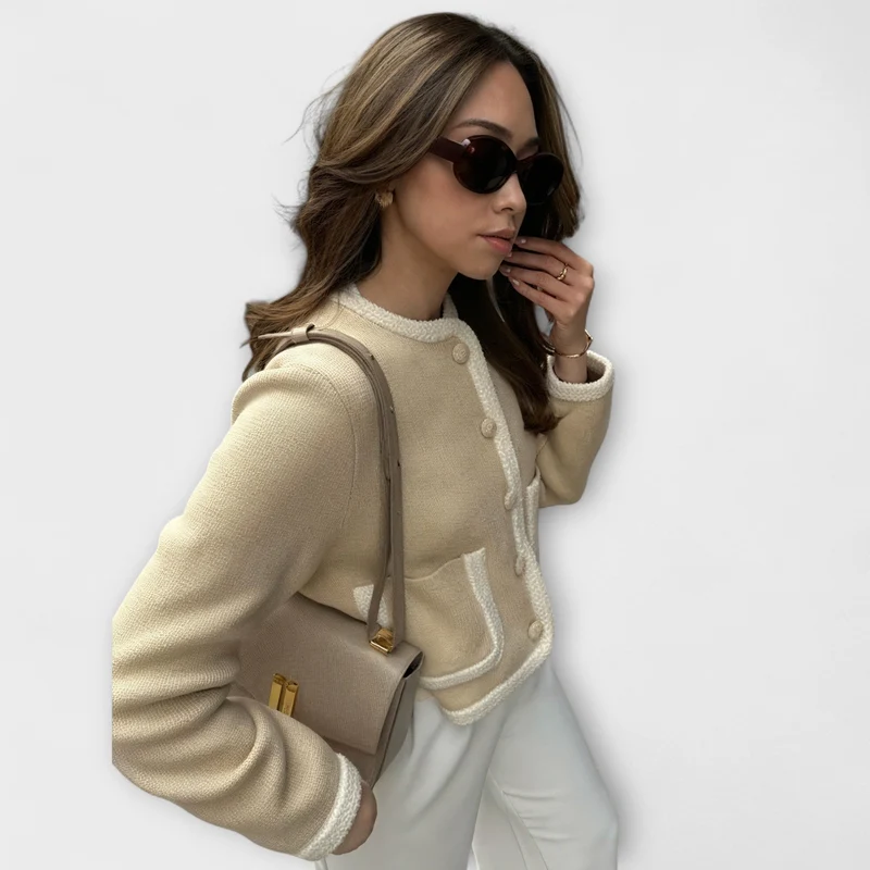 Klassische Strickjacke mit Ziertaschen