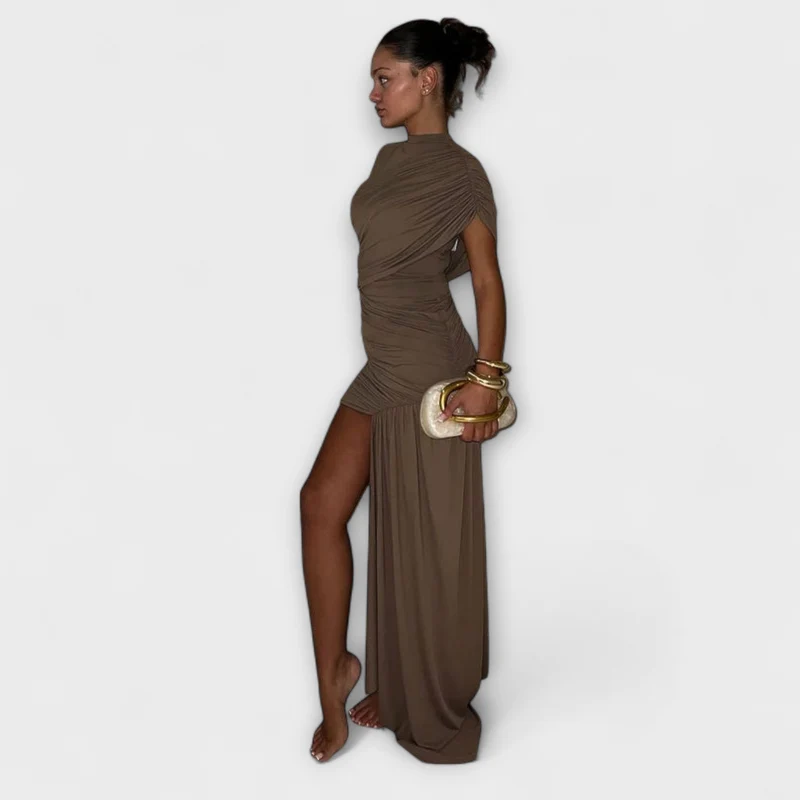 Liliane – Schmal geschnittenes Plisseekleid mit Rundhalsausschnitt