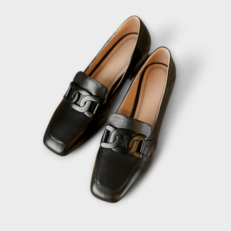 Almira – Elegante Loafers mit Statement-Kette