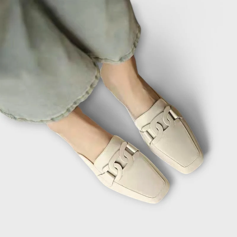 Almira – Elegante Loafers mit Statement-Kette