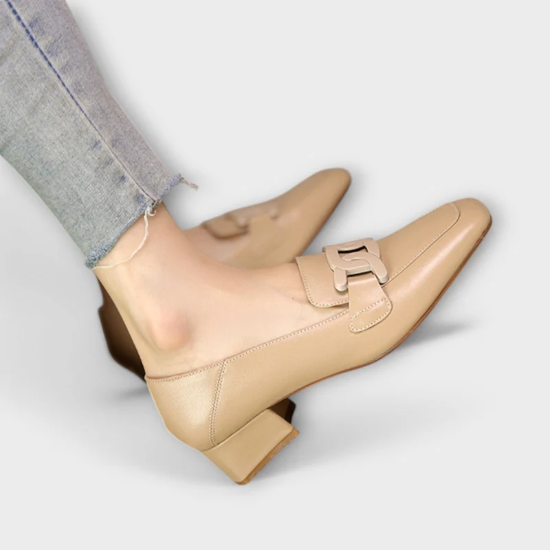 Almira – Elegante Loafers mit Statement-Kette