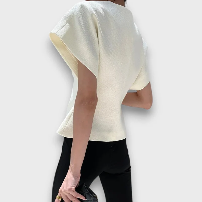 Selene – Minimalistisches Drapier-Top mit Goldakzent