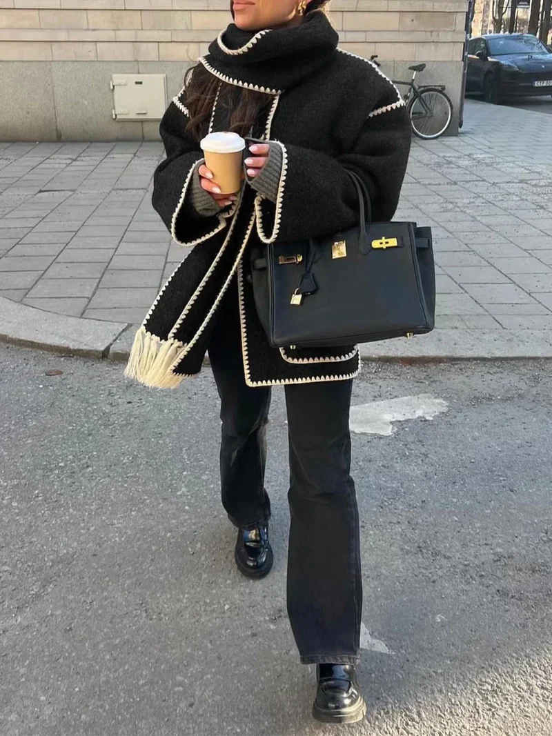 Kurze Damen Jacke mit Schal Fransen und Kontrastnähten