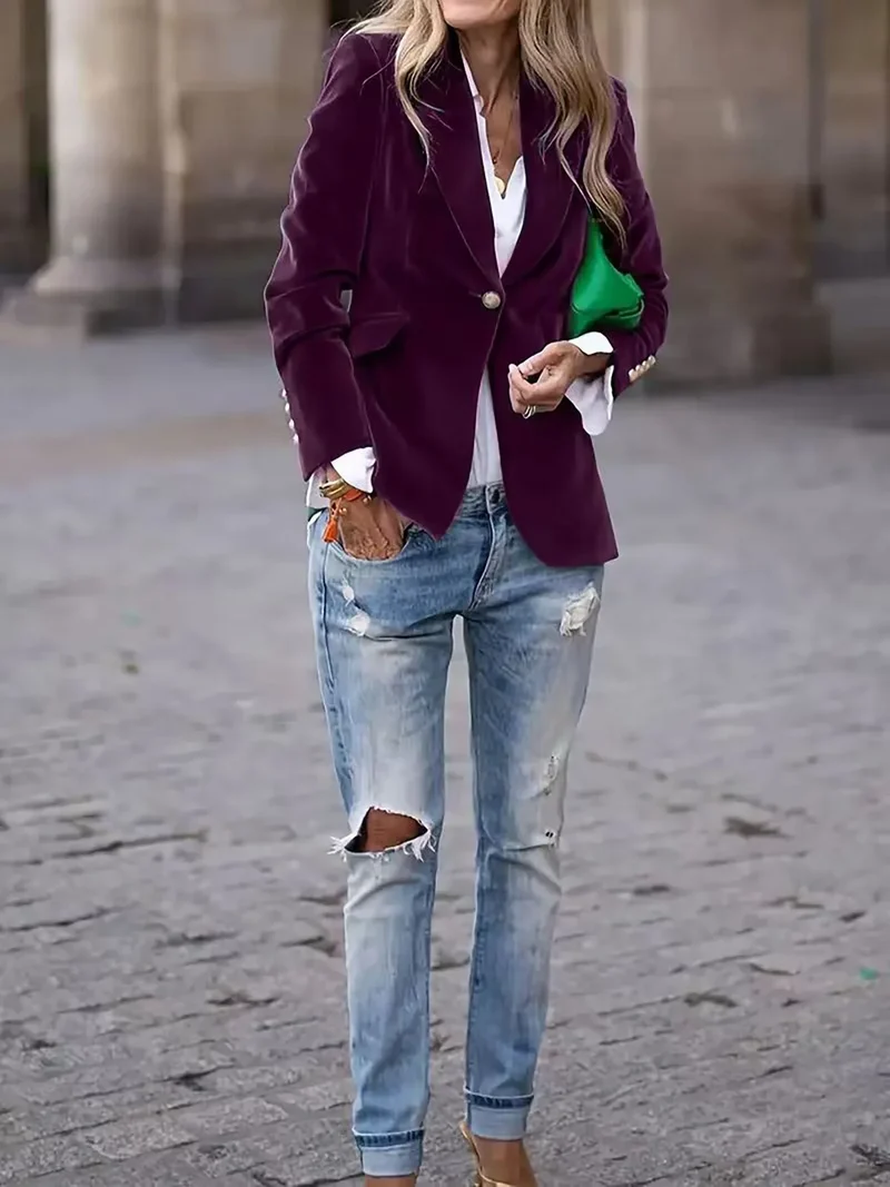 Damen Samtblazer mit Goldknopfdetails und modischem Schnitt