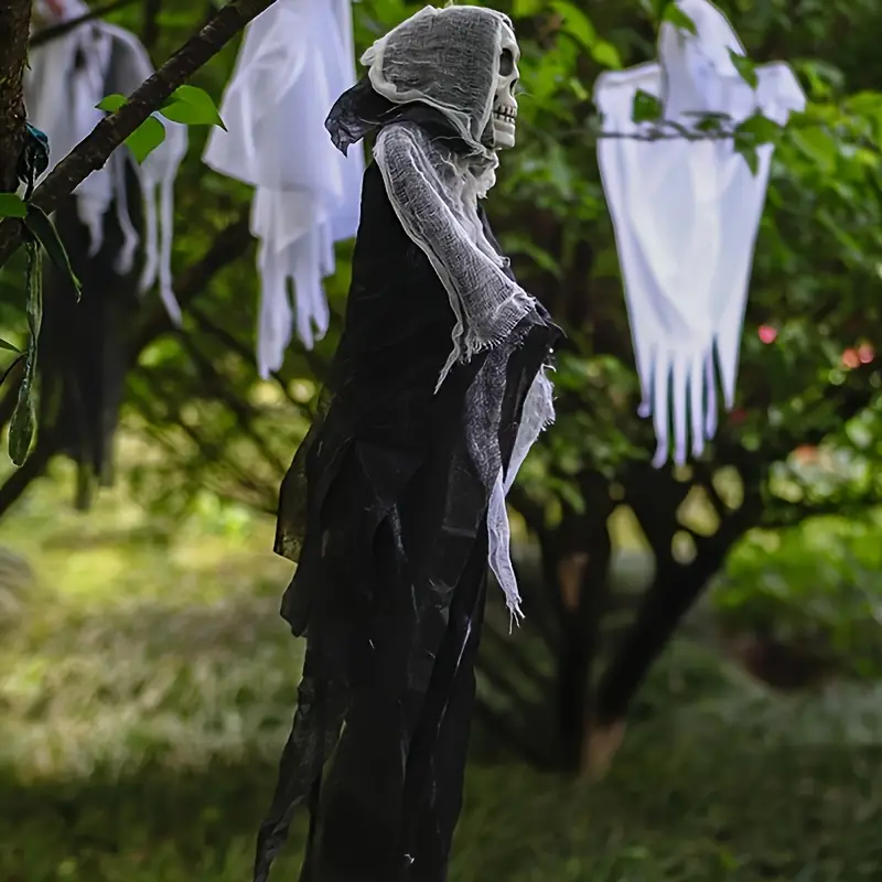 Gruseliger Totenkopf als Halloween-Hängedeko – Totenkopfkopf mit Stoff für gruselige Atmosphäre