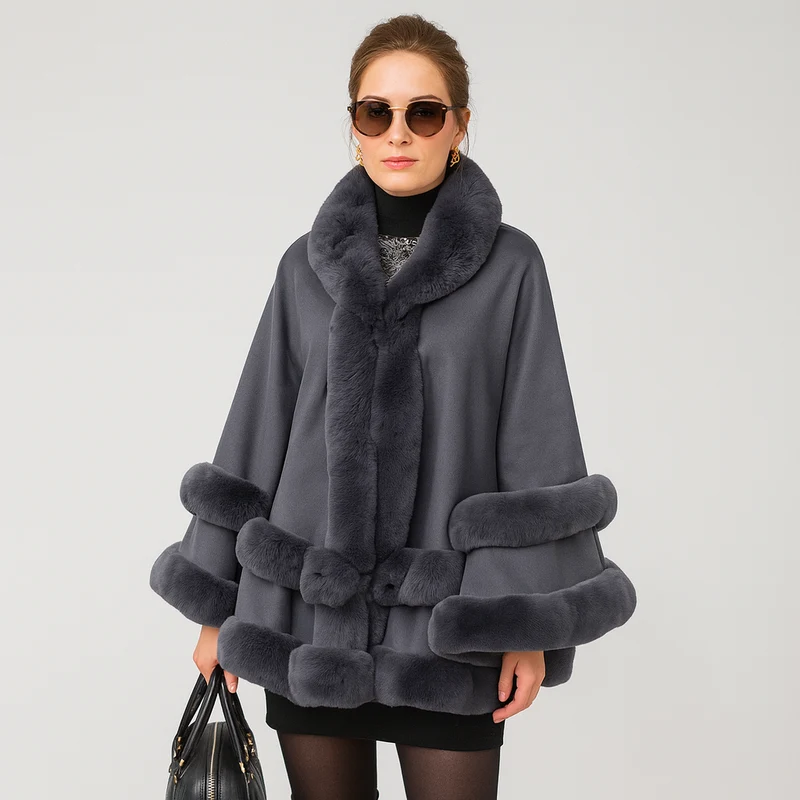Friedela | Cape-Mantel mit flauschigem Besatz und Kapuze in Übergröße