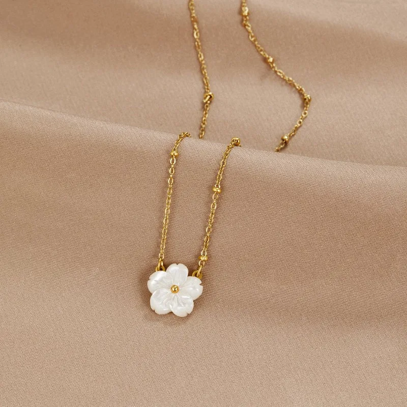 Weißes Blütenblumen-Halsband