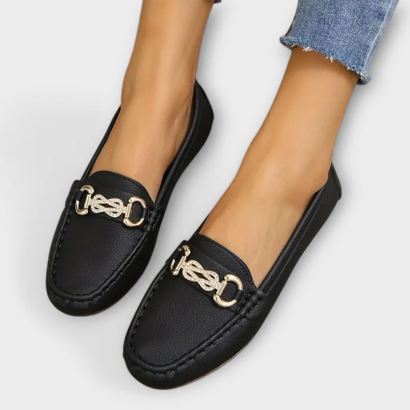 Nevena – Elegante Slip-On Mokassins mit Goldakzent