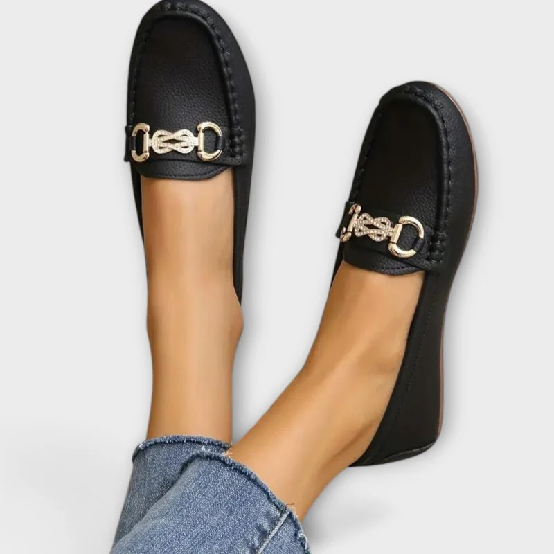 Nevena – Elegante Slip-On Mokassins mit Goldakzent