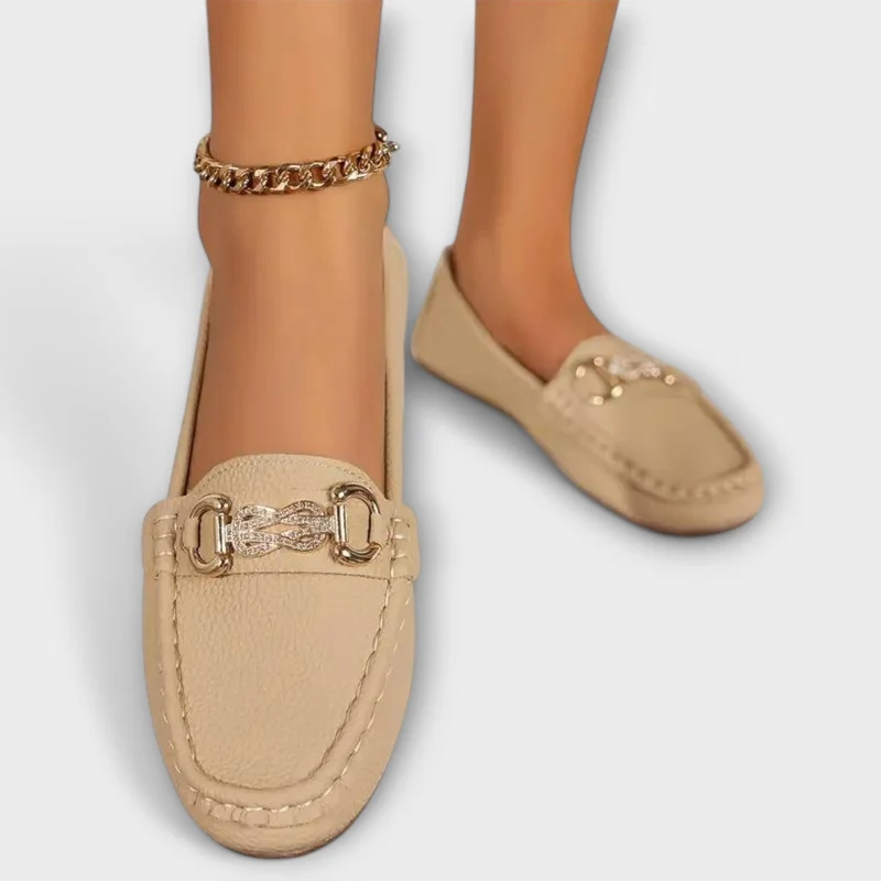 Nevena – Elegante Slip-On Mokassins mit Goldakzent
