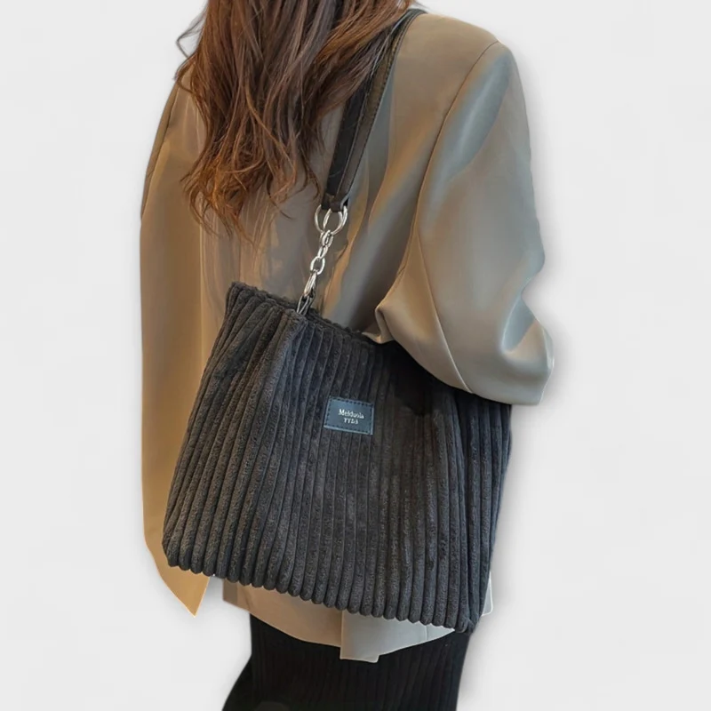 Malva – Weiche Schultertasche aus Velours