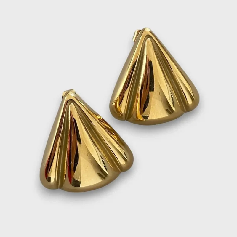 Nuna – Goldene Ohrstecker mit Skulptur-Charakter