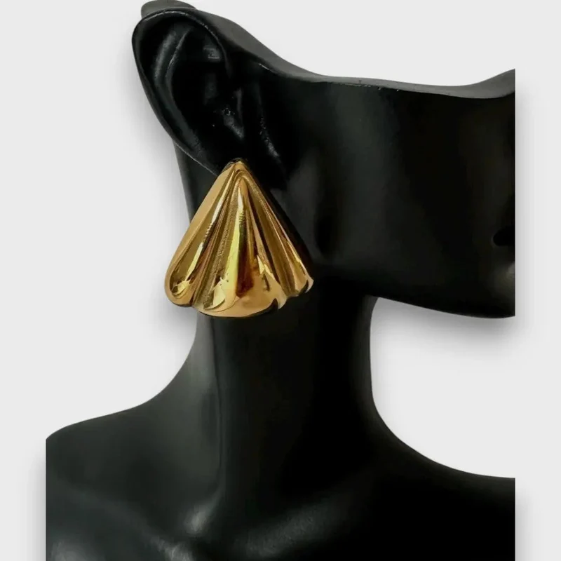 Nuna – Goldene Ohrstecker mit Skulptur-Charakter