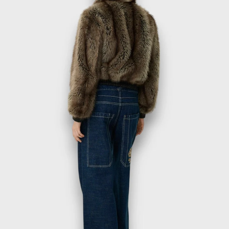 Amelia – Kurzjacke aus Faux Fur mit urbanem Chic