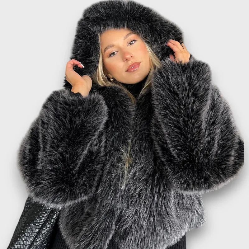 Leyana – Oversize-Faux-Fur-Jacke mit Kapuze in Rauchgrau