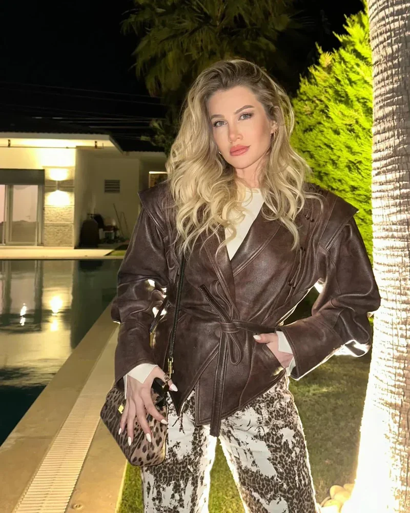 Modische Lederjacke mit Bindegürtel