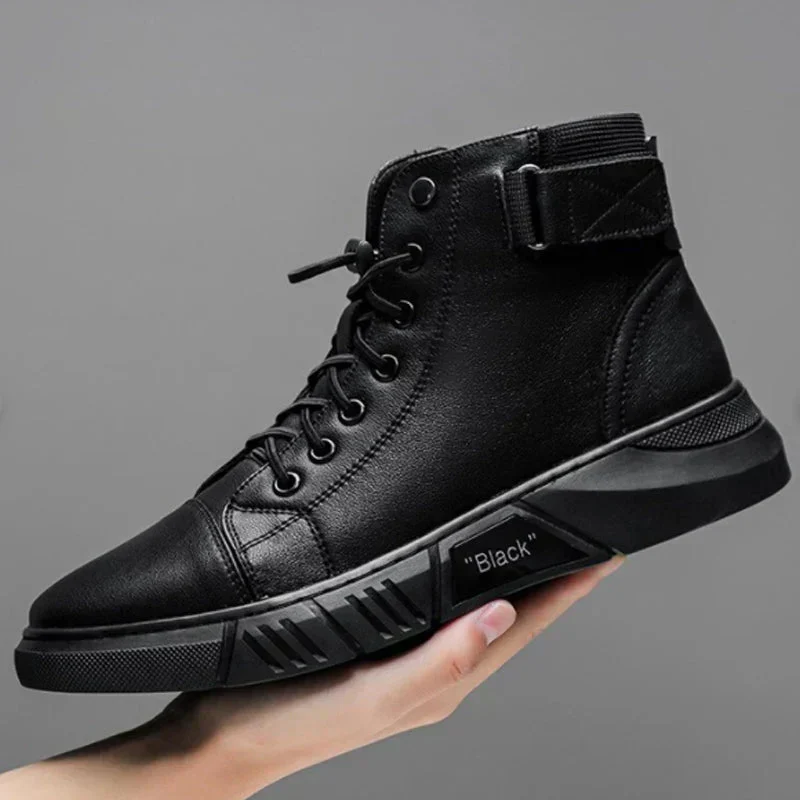 Schwarze hohe Turnschuhe