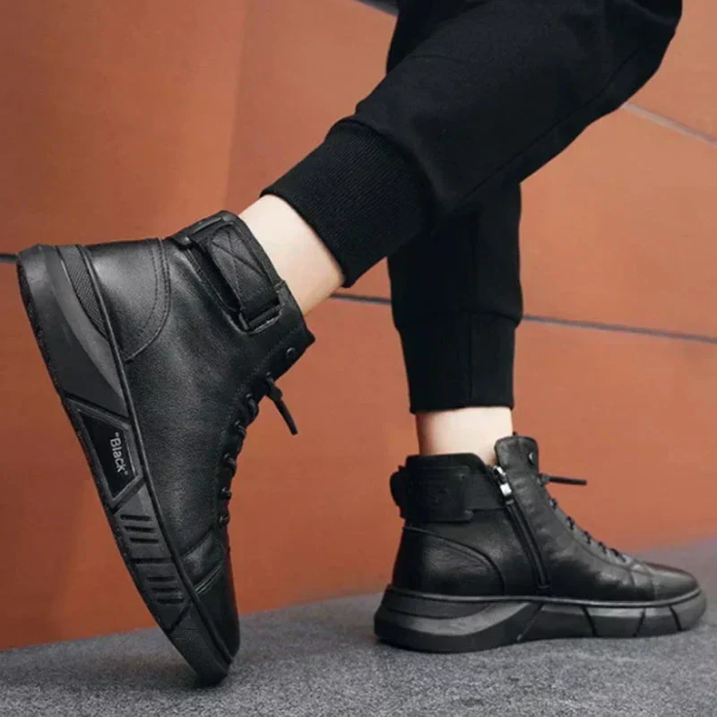 Schwarze hohe Turnschuhe