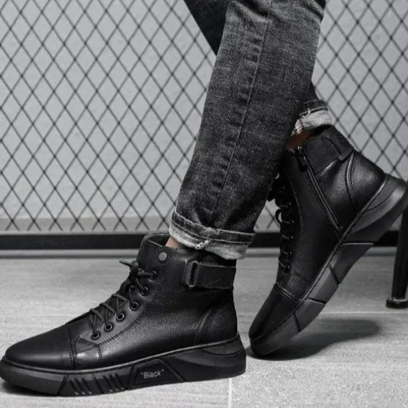 Schwarze hohe Turnschuhe