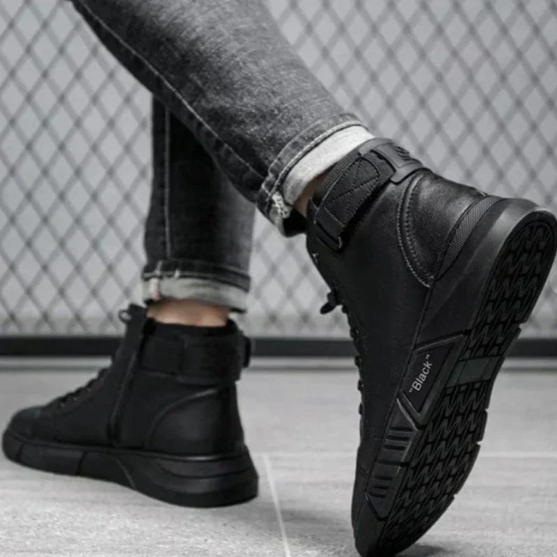 Schwarze hohe Turnschuhe