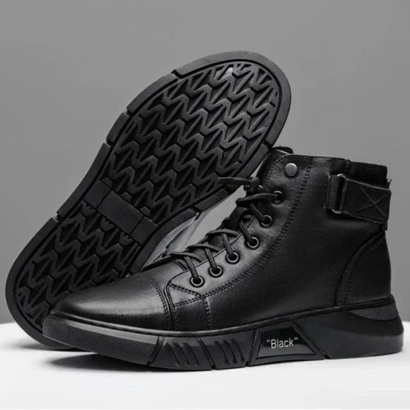 Schwarze hohe Turnschuhe